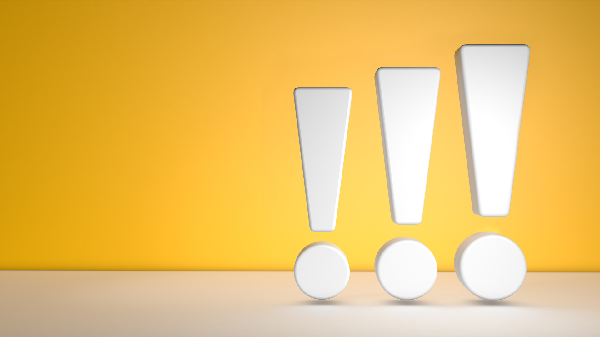 représentation de 3 gros points d'exclamation sur un fond jaune