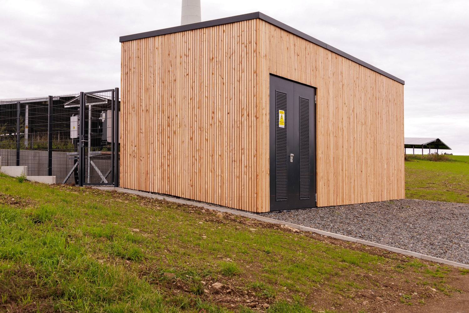 Bâtiment technique en bois d’une installation photovoltaïque.