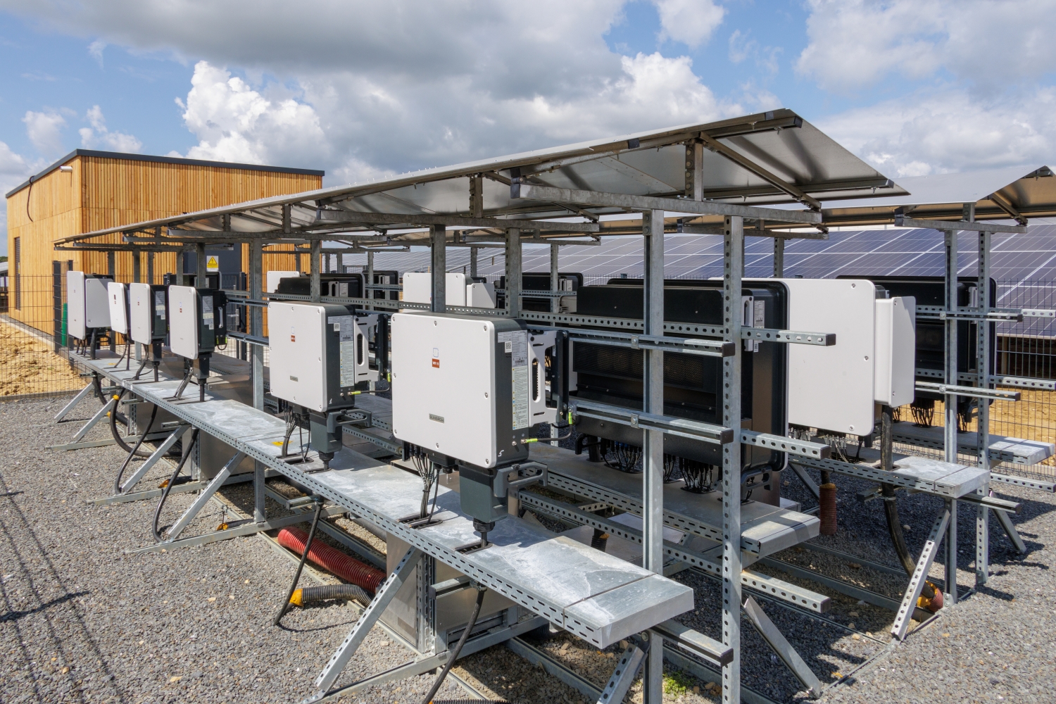 Elektrische Wechselrichter einer agrivoltaischen Solaranlage.