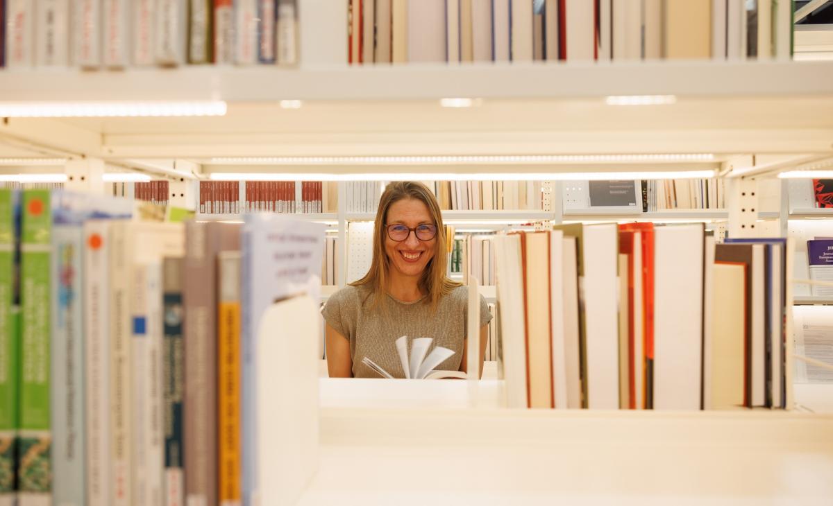 femme librairie sourire